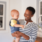 Formation Sur Mesure : Un Accompagnement Adapté à Votre Structure Personne tenant un bébé dans les bras lors d’une formation sur mesure, une solution personnalisée pour répondre aux besoins spécifiques des professionnels de la périnatalité.