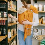 Formation Portage Expert : Maîtrisez l’Art du Portage en 58h Personne pratiquant le portage physiologique d’un bébé lors de la formation "Portage Expert (58h)", destinée aux professionnels souhaitant approfondir leurs connaissances et perfectionner leurs techniques